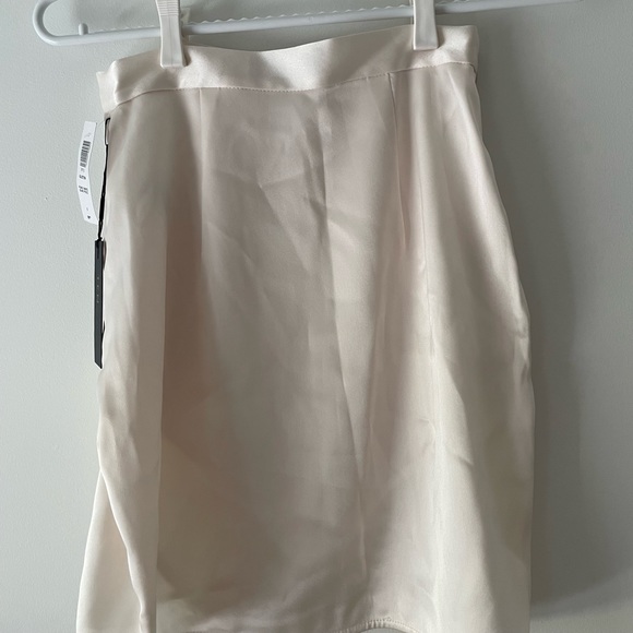 ^Cream colour silk aritzia skirt^ - Picture 2 of 4